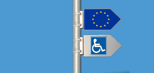 segnale stradale con frecce rappresentanti l'UE e i disabili che sono dirette nella stessa direzione