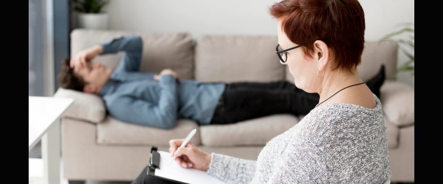 psicologca ascolta una persona che parla, stesa su un divano lì vicino