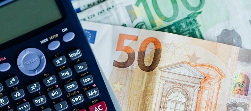 banconote di euro vicine ad una calcolatrice