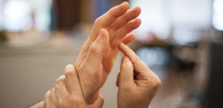 due mani che segnano