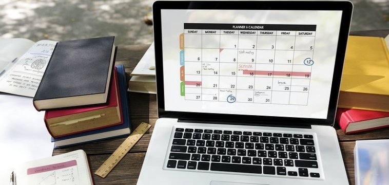 pc nel cui monitor compare un calendario con planning