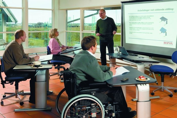 Tavoli regolabili per bambini e adulti disabili in carrozzina - scrivania  scuola e ufficio 