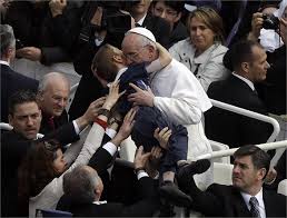 papa francesco abbraccia bambino disabile